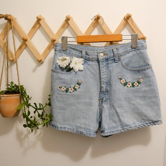Vintage Embroidered High-Waisted Mom Shorts - Picture 5 of 9